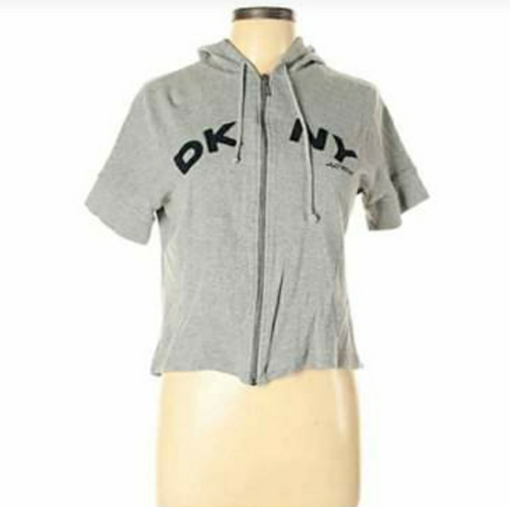 Hoodie, short sleeved.